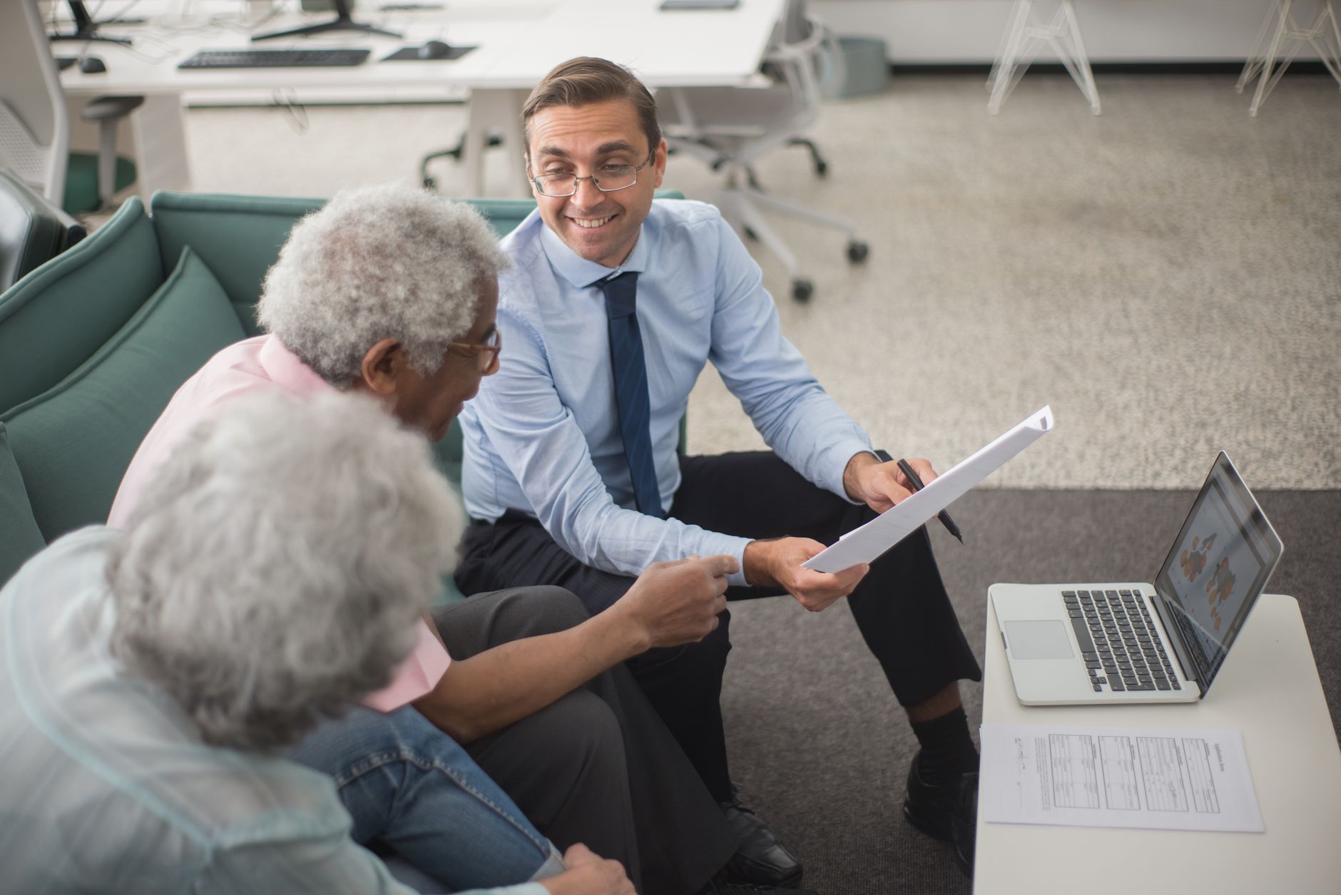 Finanzberater im Gespräch mit Klient, modernes Büro, Vertrauensatmosphäre